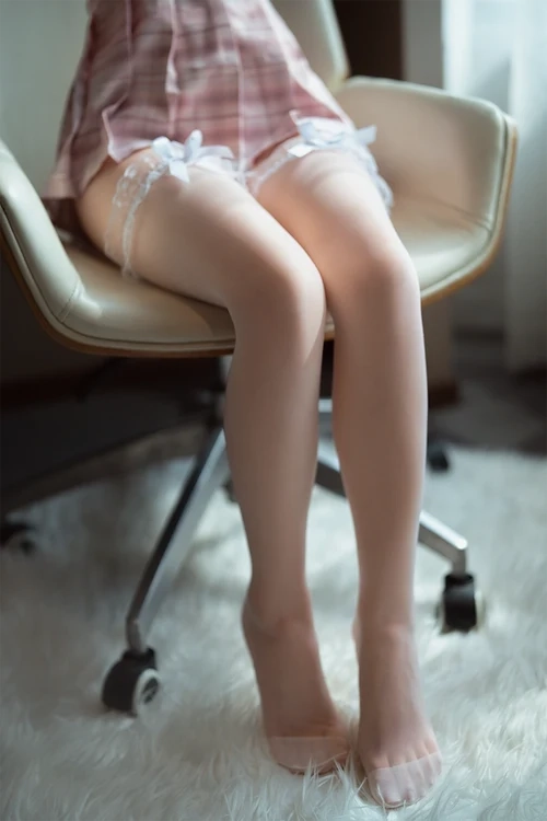 Doris: bambola sessuale con gambe in silicone, ingresso stabile